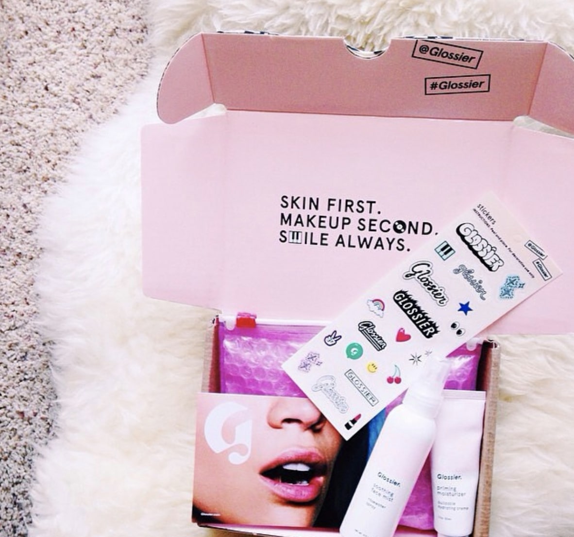 تغليف التجارة الإلكترونية ذو العلامة التجارية من Glossier