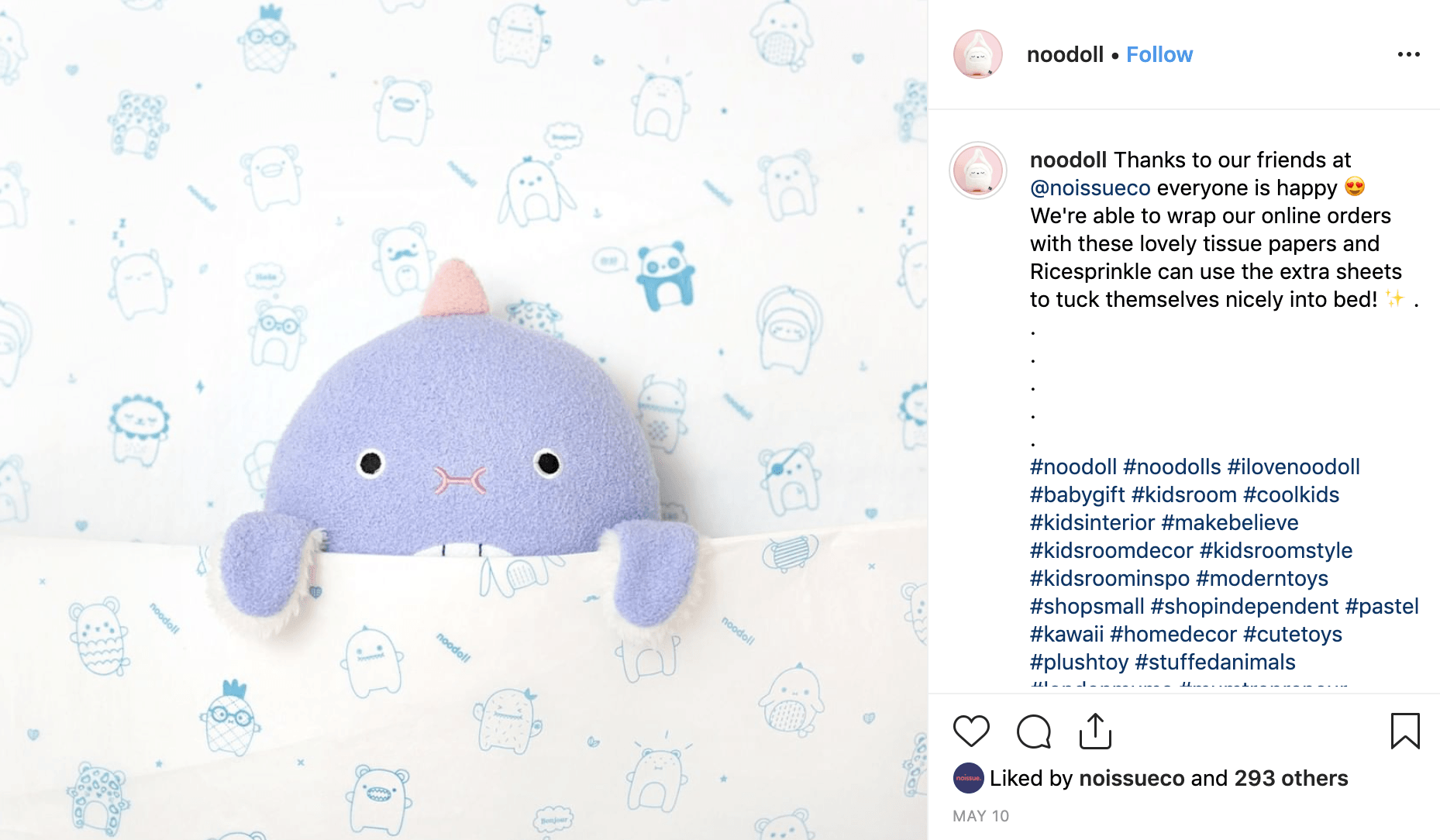 لعبة Noodoll ملفوفة في مناديل ورقية مخصصة مثل البطانيات