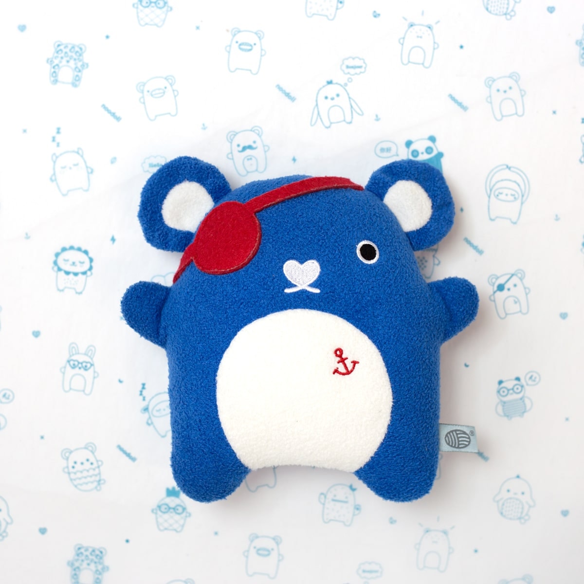 لعبة Noodoll مستلقية على مناديل ورقية مخصصة