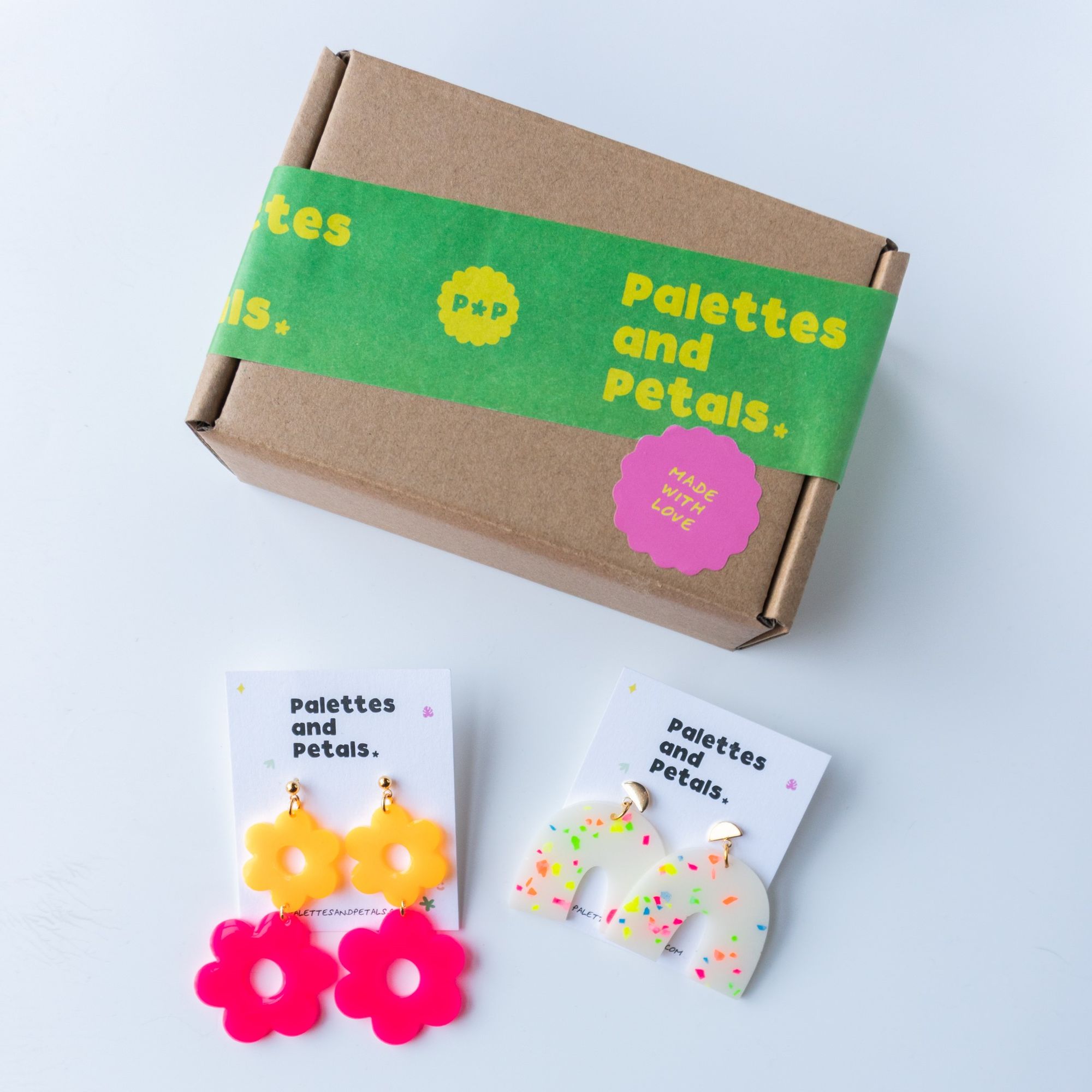 علامة تجارية مدروسة للمجوهرات والإكسسوارات من Palettes and Petals وHey Hannah!